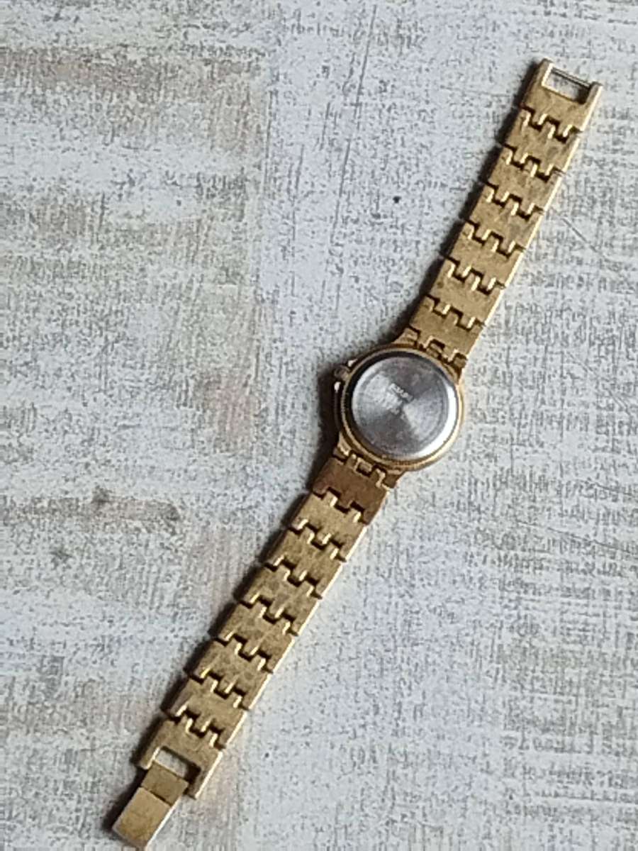 LADIES GOLD TEMPO WATCH IN EXCELLENT WORKING CONDITION