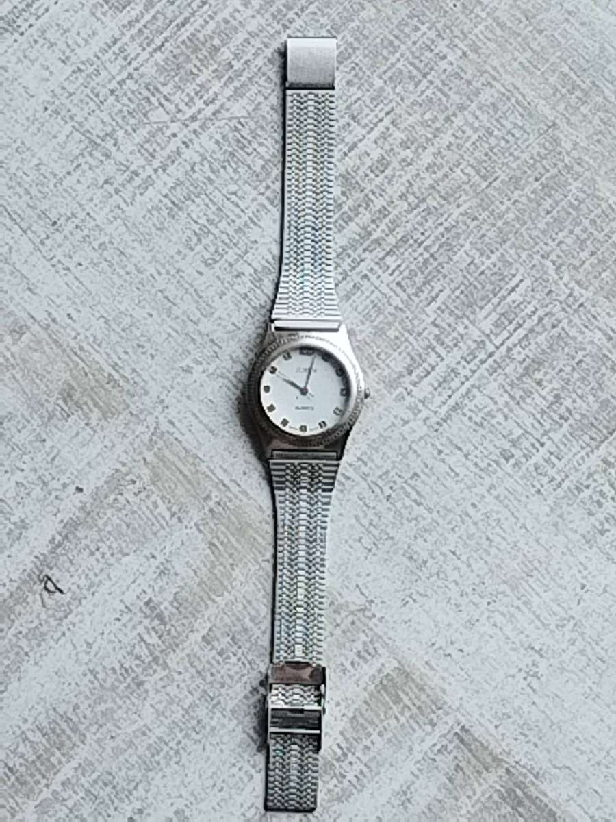 MENS VINTAGE JUSTIN WATCH WITH STAINLESS STEEL STRAP IN EXCELLENT WORKING CONDITION