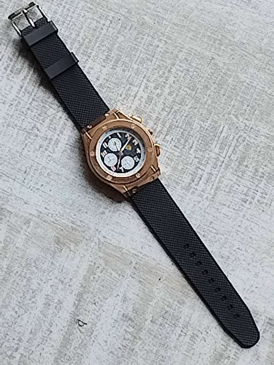 MENS FASHION BAISHA HUGE FACE GOLD WATCH IN EXCELLENT WORKING CONDITION