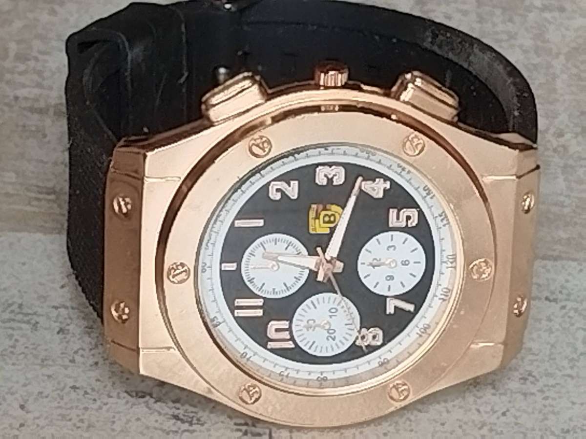 MENS FASHION BAISHA HUGE FACE GOLD WATCH IN EXCELLENT WORKING CONDITION