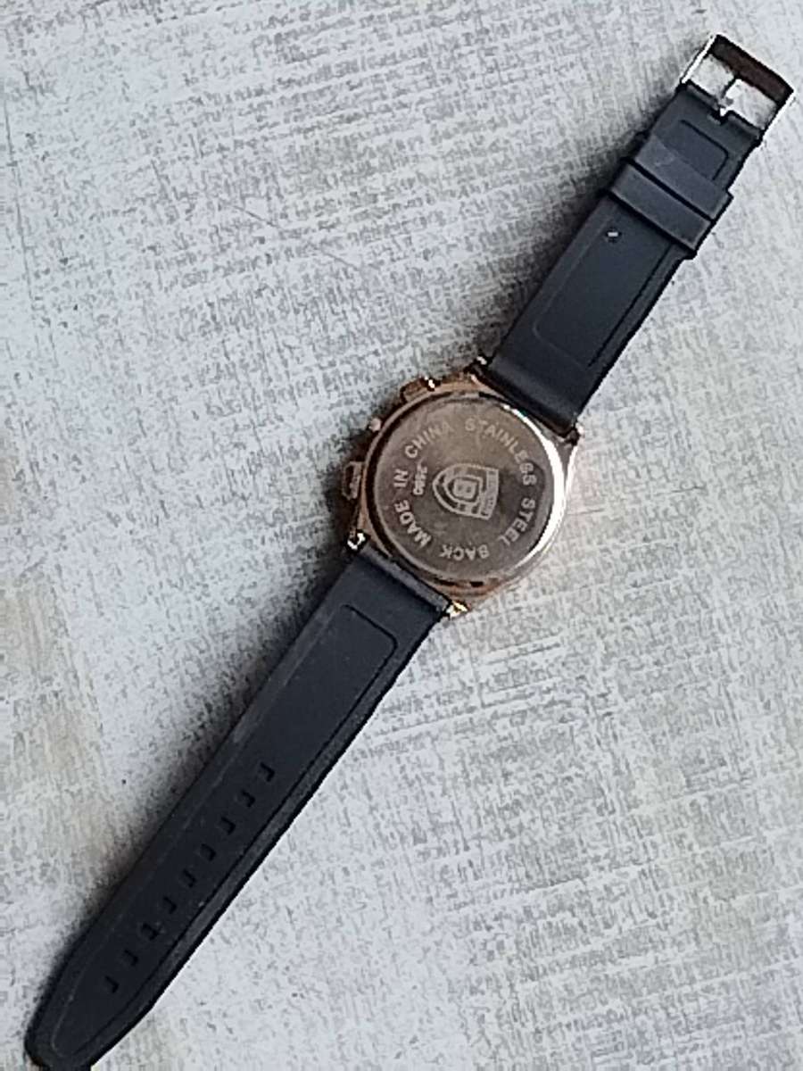 MENS FASHION BAISHA HUGE FACE GOLD WATCH IN EXCELLENT WORKING CONDITION