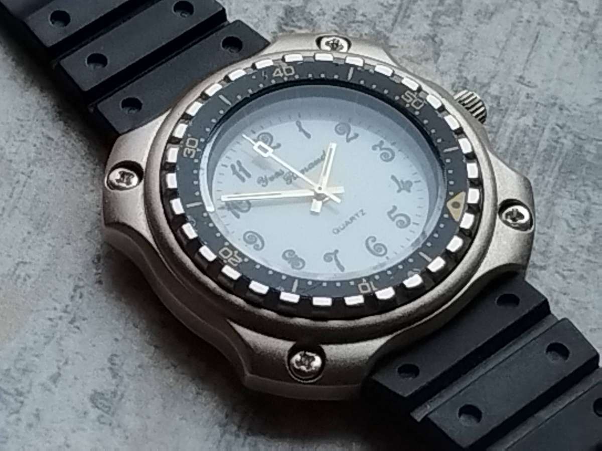 MENS YVES RENAUD WATCH WITH ROTATING BEZEL IN EXCELLENT WORKING CONDITION