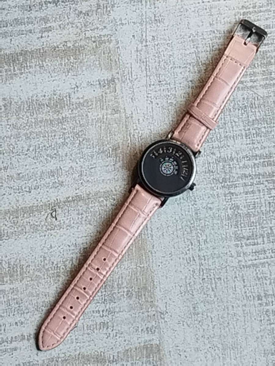 MENS UNIQUE FASHION WATCH IN EXCELLENT WORKING CONDITION