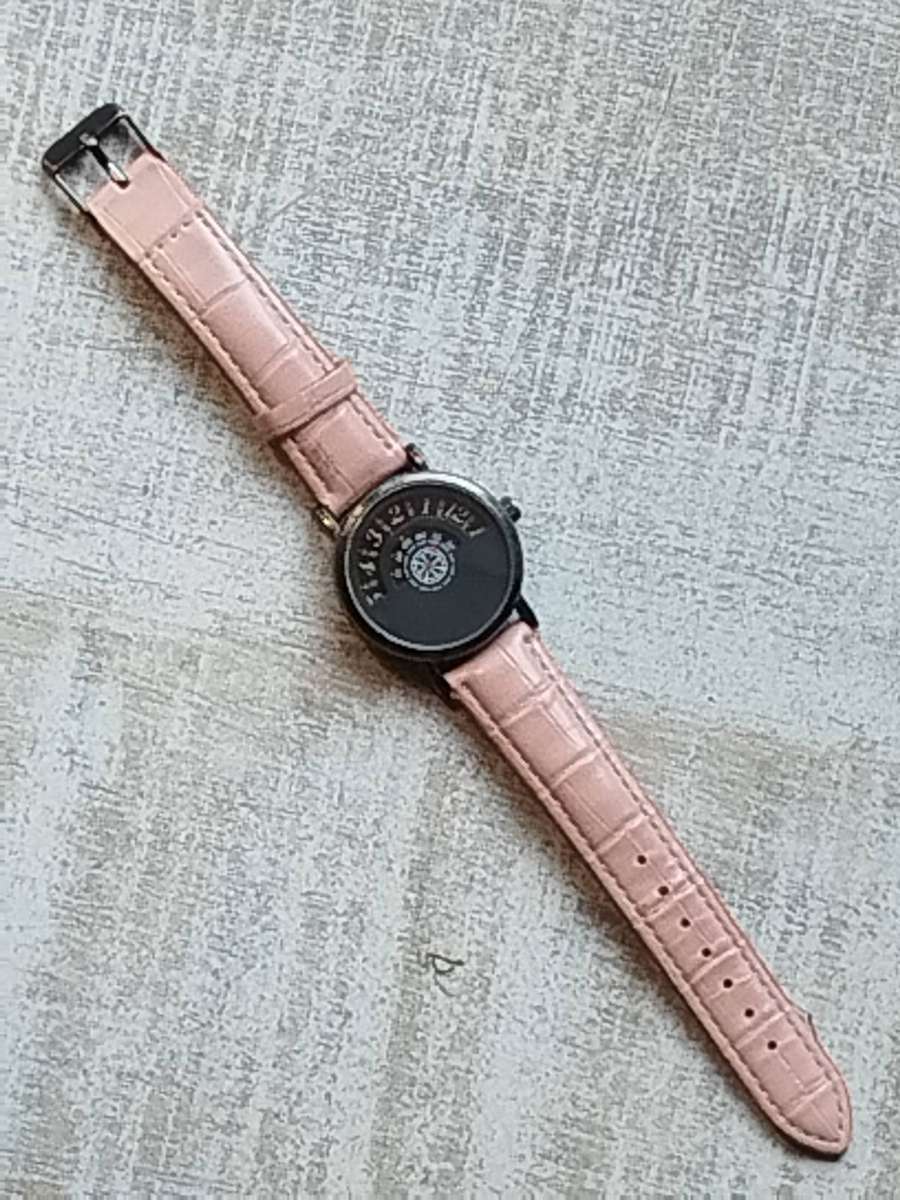 MENS UNIQUE FASHION WATCH IN EXCELLENT WORKING CONDITION