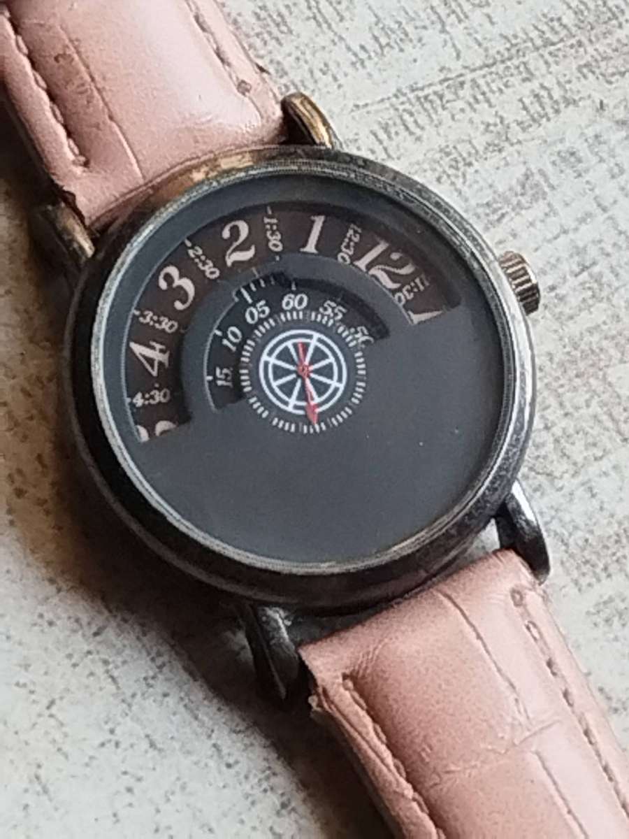 MENS UNIQUE FASHION WATCH IN EXCELLENT WORKING CONDITION