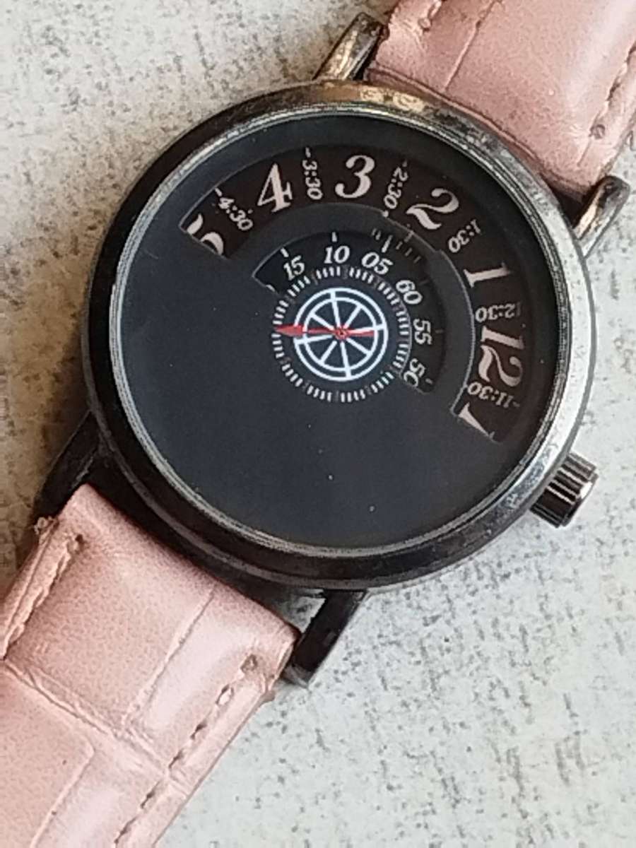 MENS UNIQUE FASHION WATCH IN EXCELLENT WORKING CONDITION