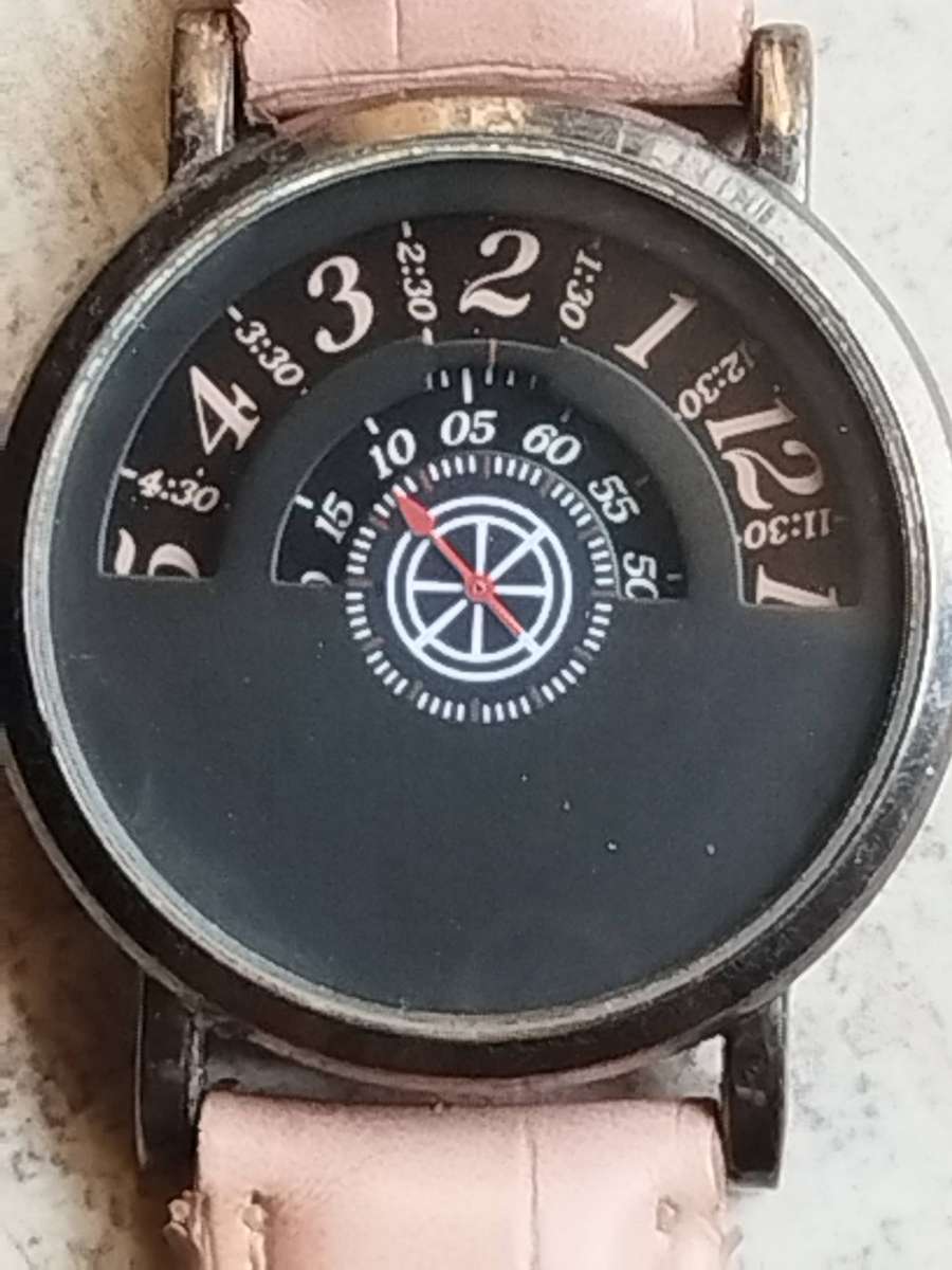 MENS UNIQUE FASHION WATCH IN EXCELLENT WORKING CONDITION