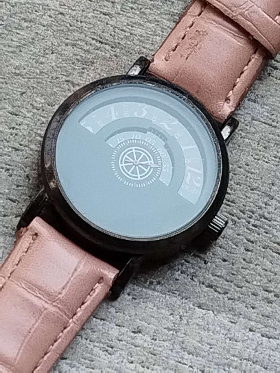 MENS UNIQUE FASHION WATCH IN EXCELLENT WORKING CONDITION