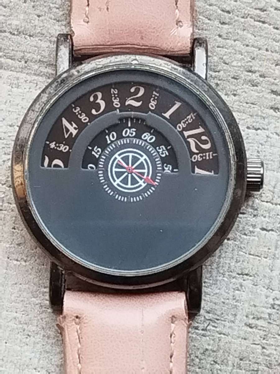 MENS UNIQUE FASHION WATCH IN EXCELLENT WORKING CONDITION