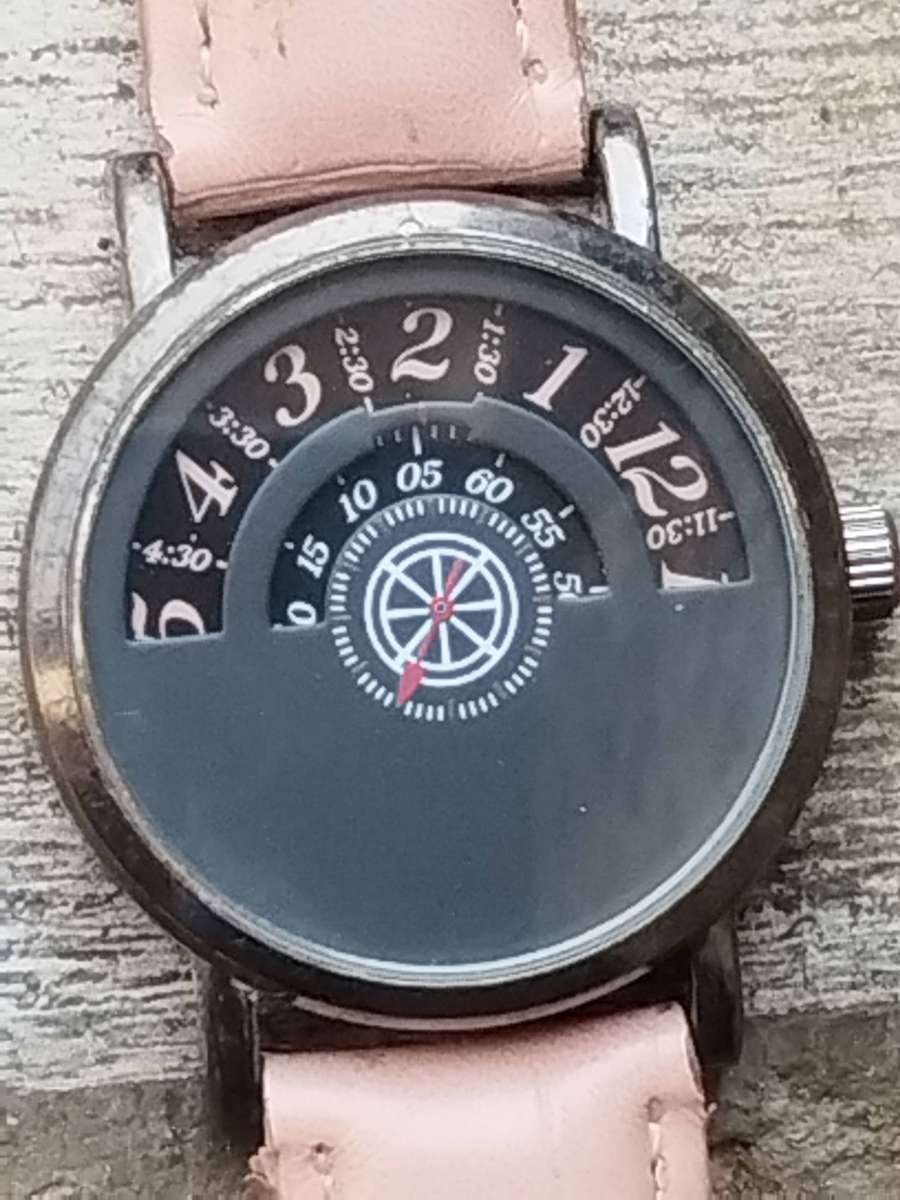 MENS UNIQUE FASHION WATCH IN EXCELLENT WORKING CONDITION