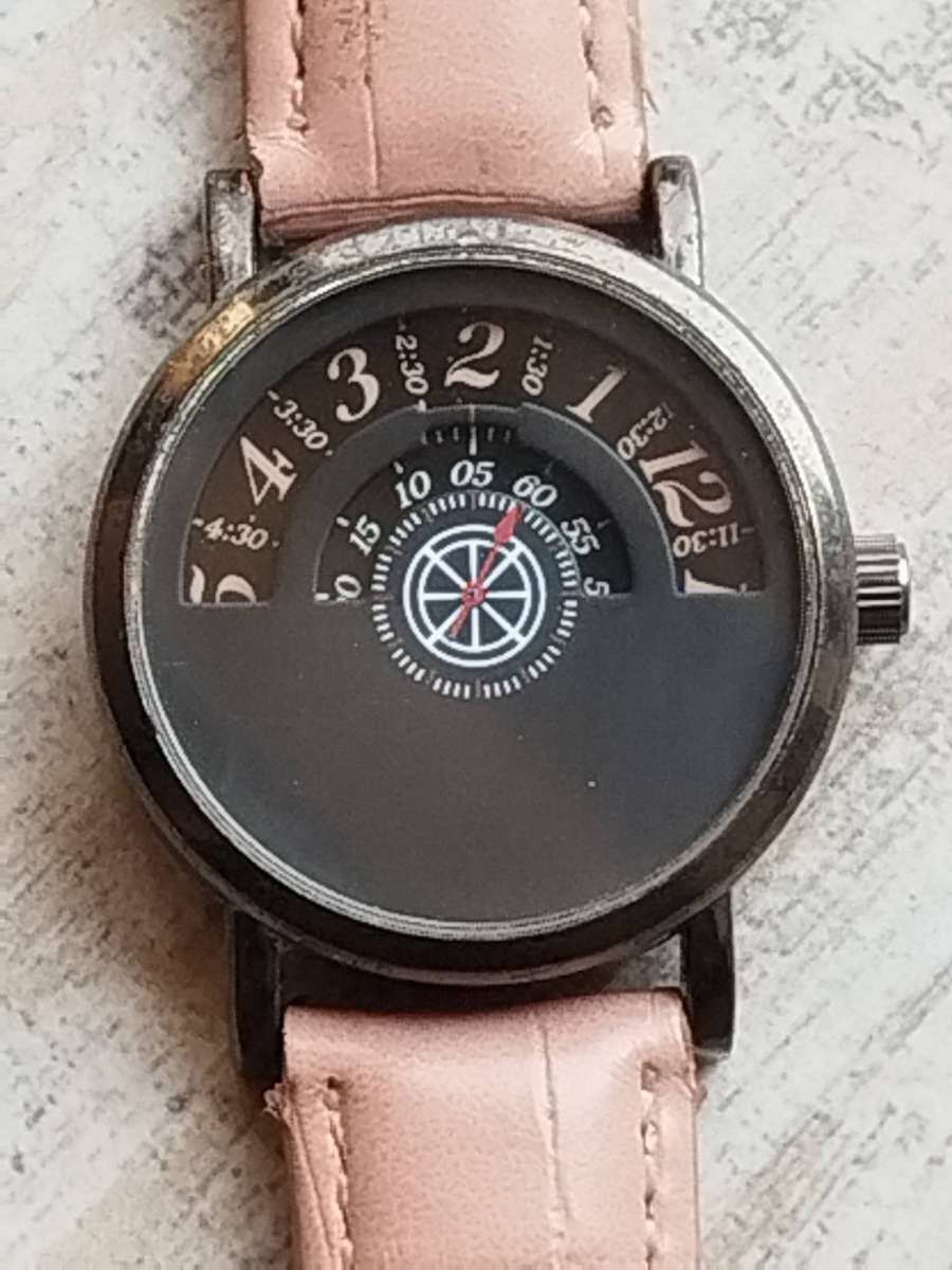 MENS UNIQUE FASHION WATCH IN EXCELLENT WORKING CONDITION