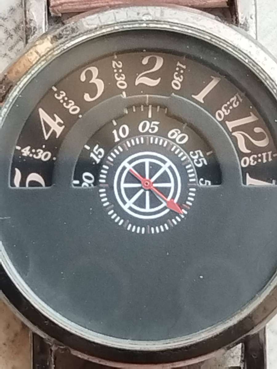 MENS UNIQUE FASHION WATCH IN EXCELLENT WORKING CONDITION