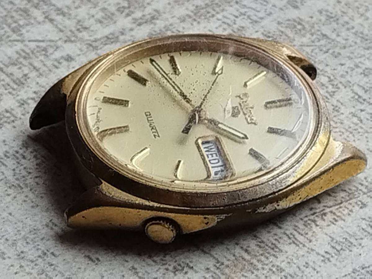 MENS VINTAGE PULSAR QUARTZ WATCH WITH DAY/DATE FUNCTION - UNTESTED SELLING FOR SPARES OR REPAIRS