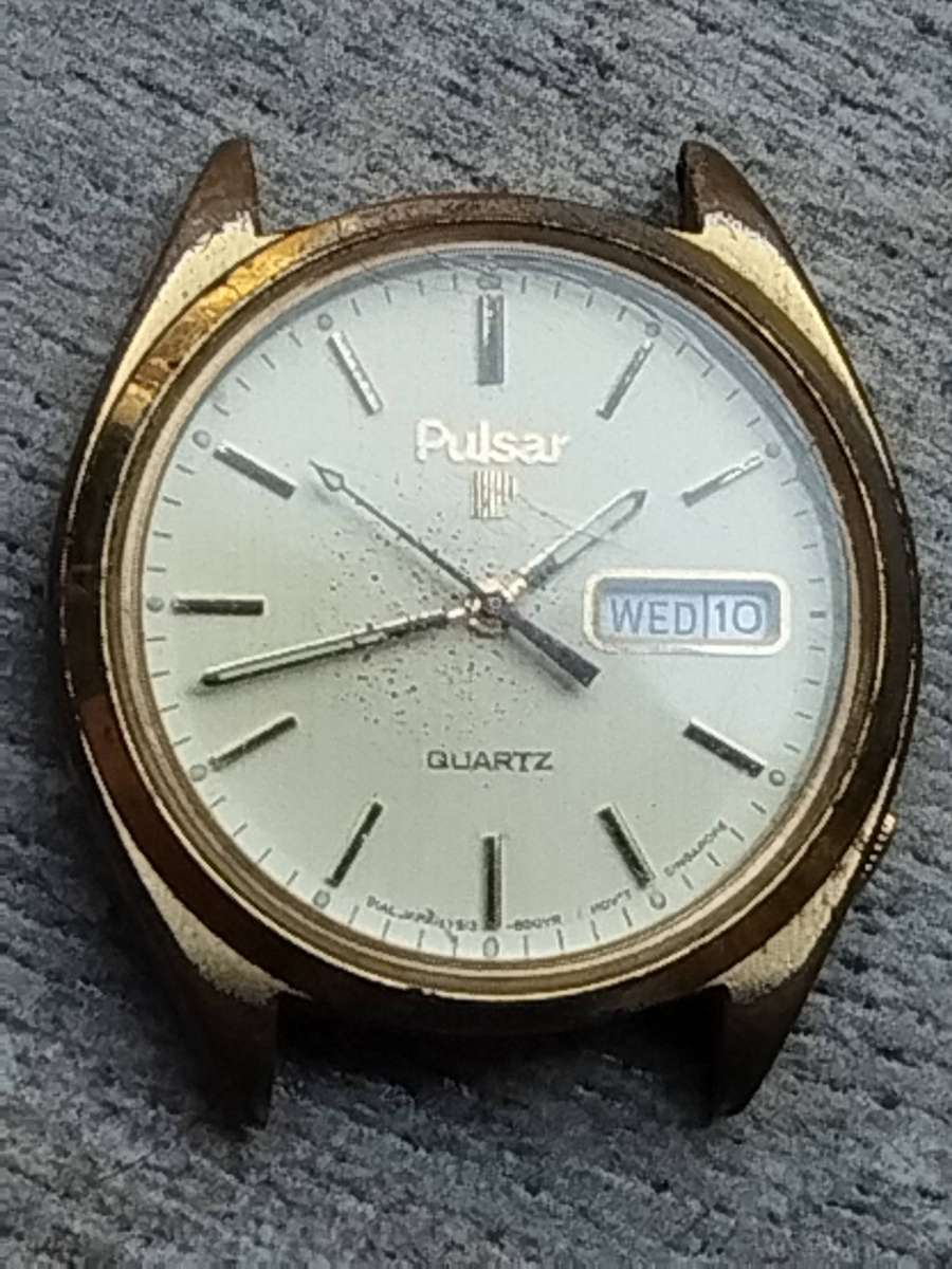 MENS VINTAGE PULSAR QUARTZ WATCH WITH DAY/DATE FUNCTION - UNTESTED SELLING FOR SPARES OR REPAIRS