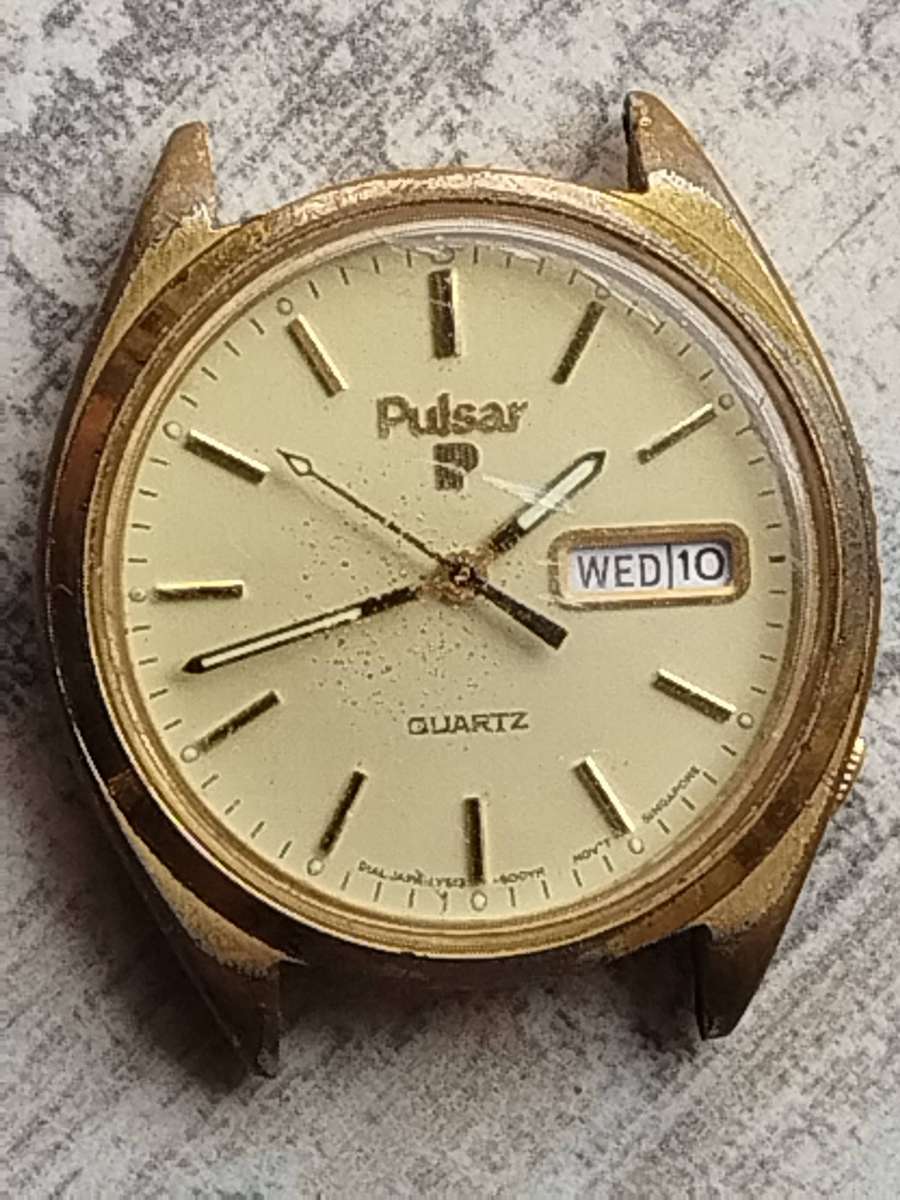 MENS VINTAGE PULSAR QUARTZ WATCH WITH DAY/DATE FUNCTION - UNTESTED SELLING FOR SPARES OR REPAIRS