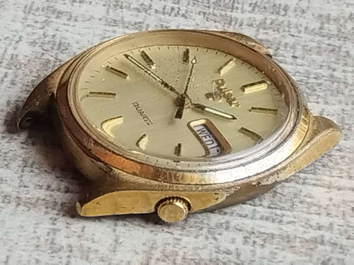 MENS VINTAGE PULSAR QUARTZ WATCH WITH DAY/DATE FUNCTION - UNTESTED SELLING FOR SPARES OR REPAIRS