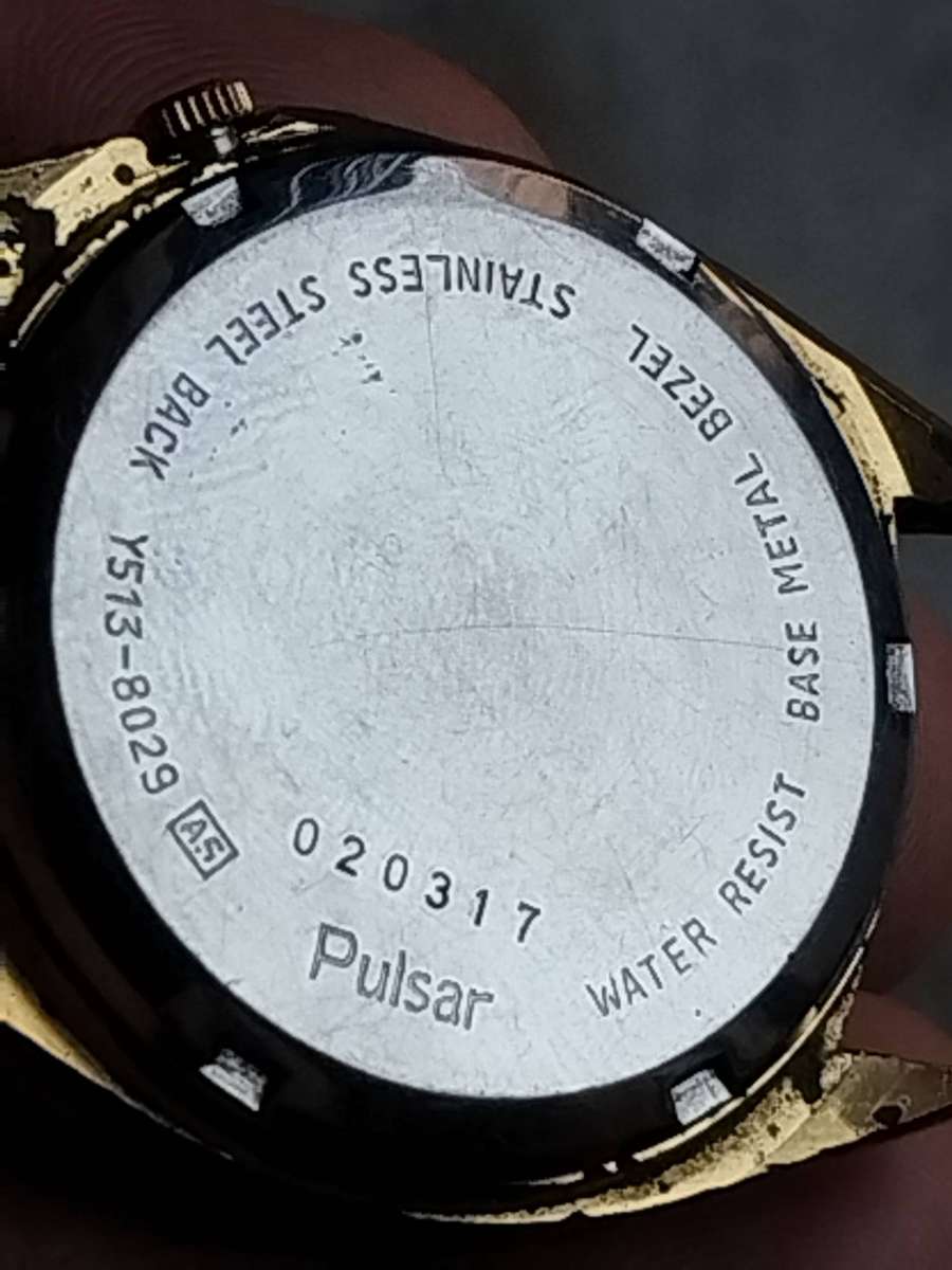 MENS VINTAGE PULSAR QUARTZ WATCH WITH DAY/DATE FUNCTION - UNTESTED SELLING FOR SPARES OR REPAIRS