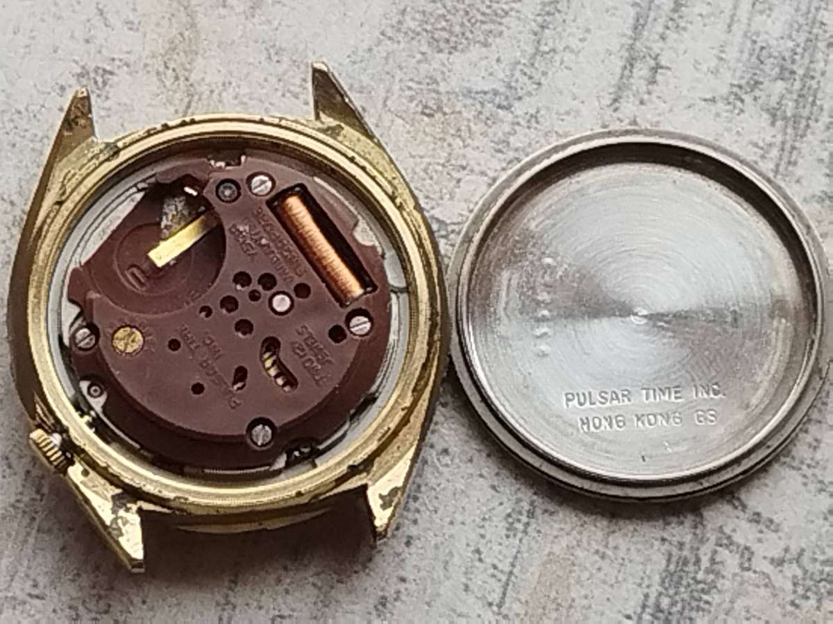 MENS VINTAGE PULSAR QUARTZ WATCH WITH DAY/DATE FUNCTION - UNTESTED SELLING FOR SPARES OR REPAIRS