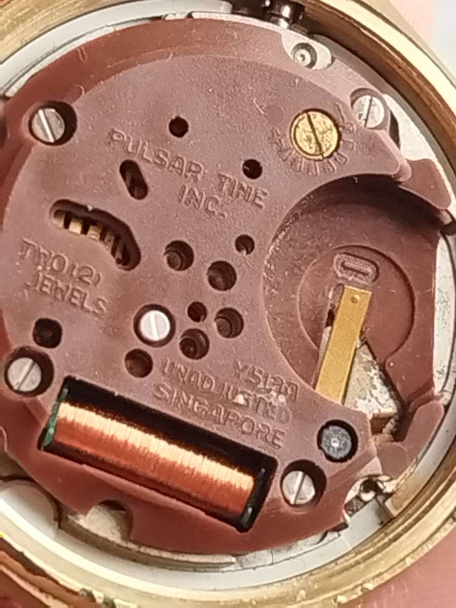 MENS VINTAGE PULSAR QUARTZ WATCH WITH DAY/DATE FUNCTION - UNTESTED SELLING FOR SPARES OR REPAIRS