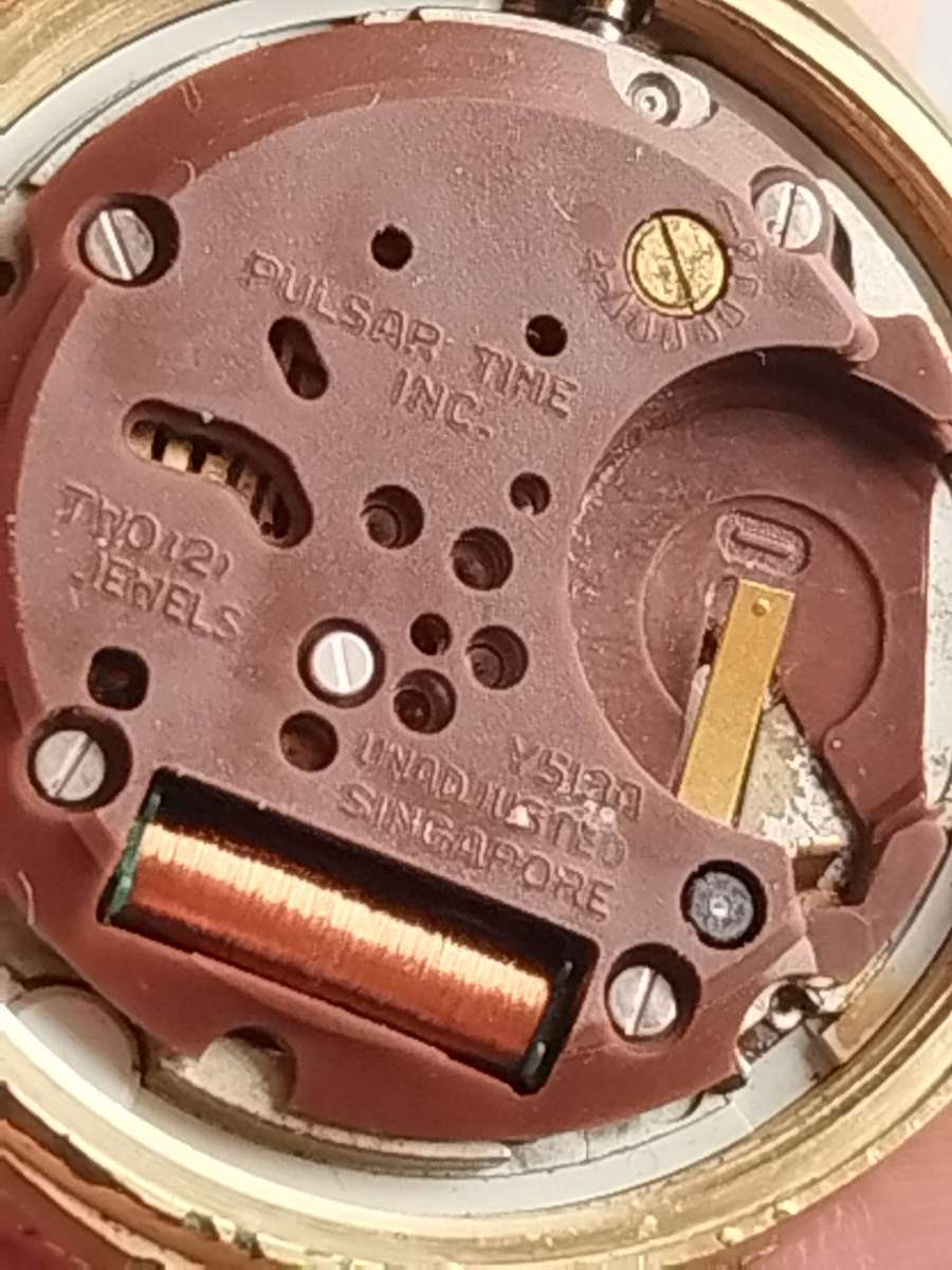 MENS VINTAGE PULSAR QUARTZ WATCH WITH DAY/DATE FUNCTION - UNTESTED SELLING FOR SPARES OR REPAIRS