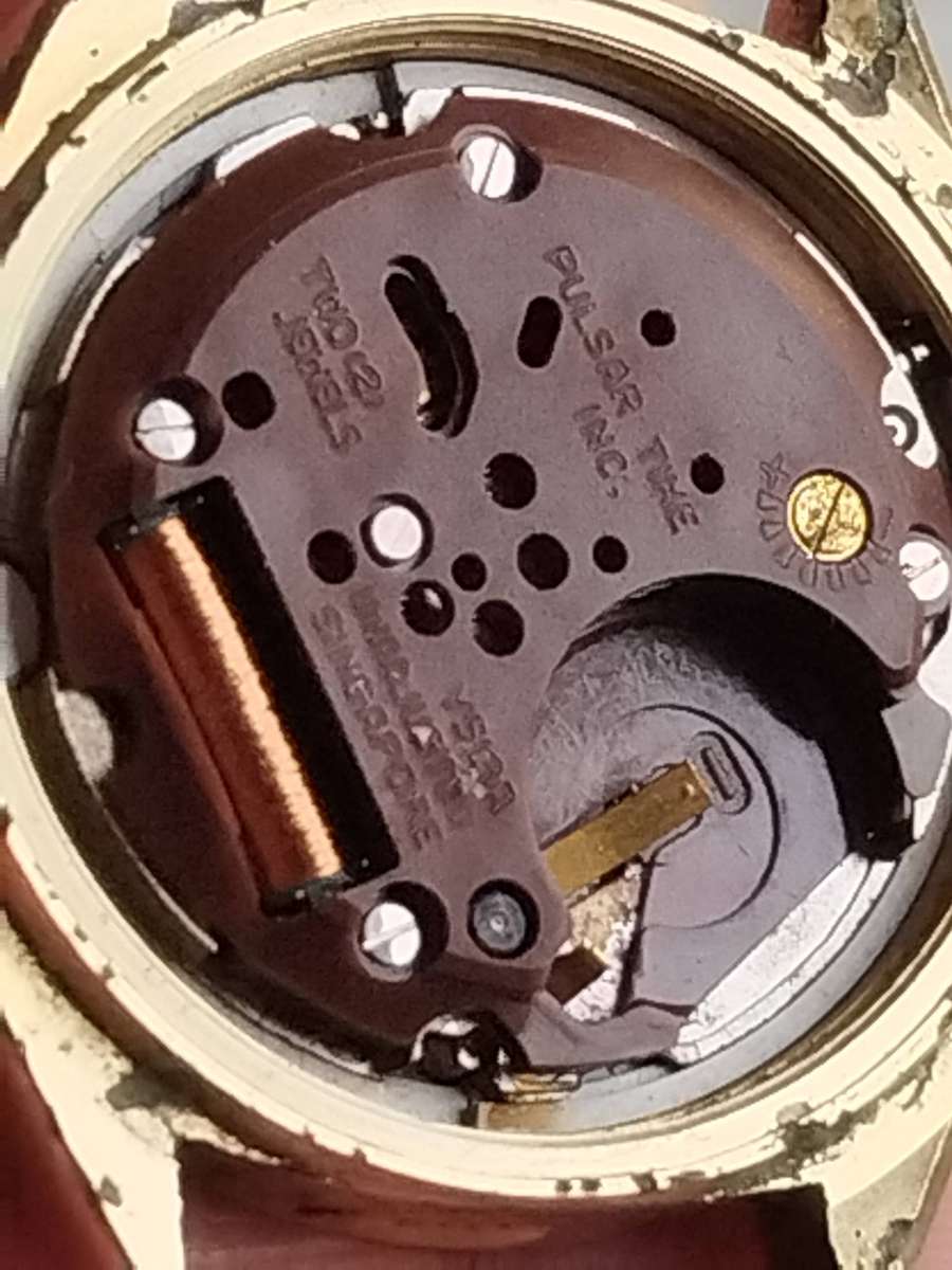 MENS VINTAGE PULSAR QUARTZ WATCH WITH DAY/DATE FUNCTION - UNTESTED SELLING FOR SPARES OR REPAIRS