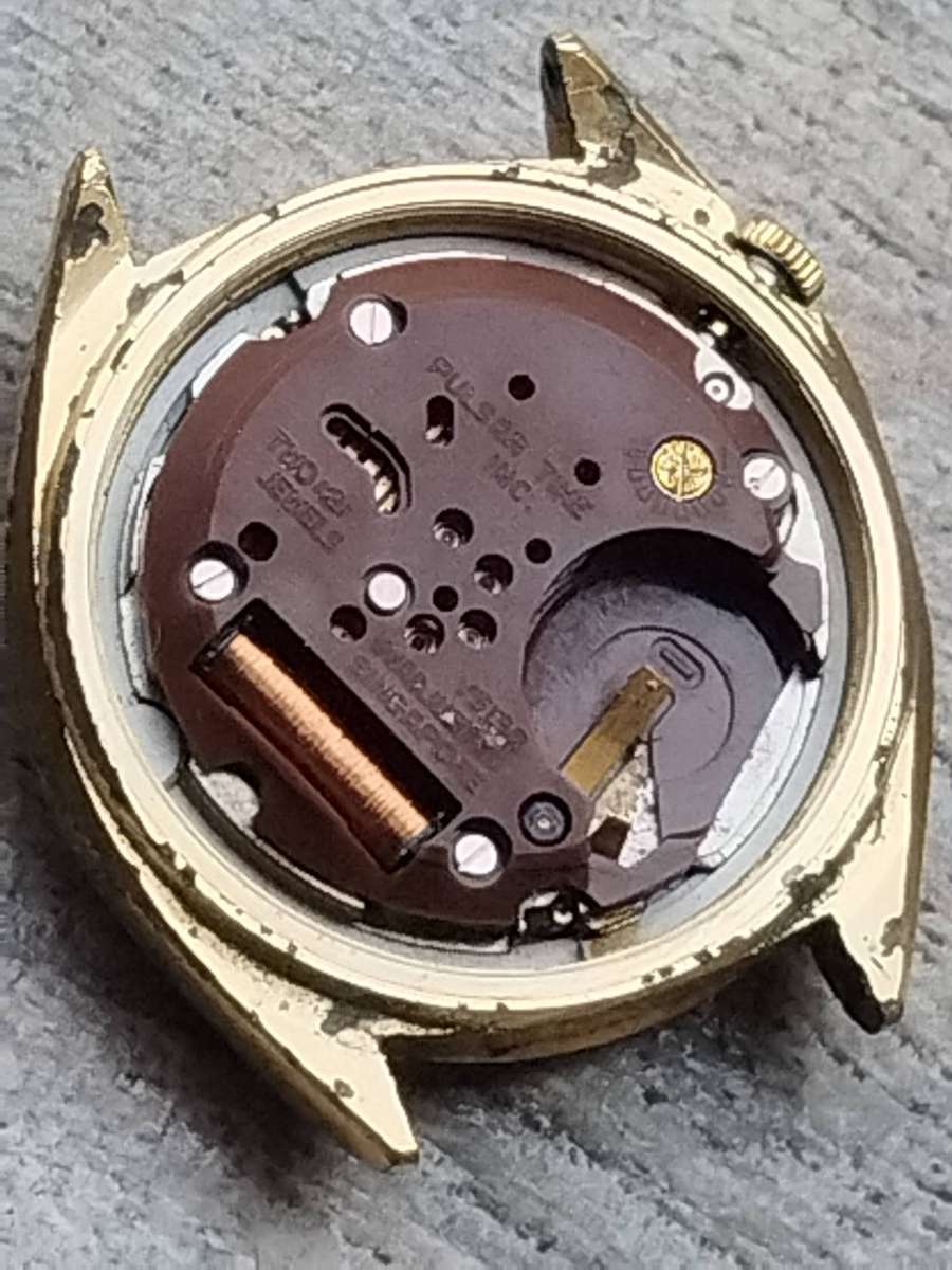 MENS VINTAGE PULSAR QUARTZ WATCH WITH DAY/DATE FUNCTION - UNTESTED SELLING FOR SPARES OR REPAIRS