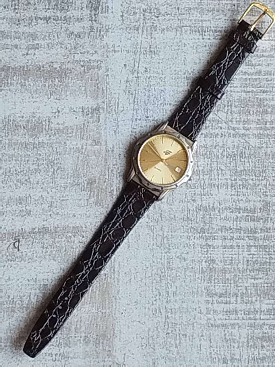 MENS VINTAGE WATCH WITH GENUINE LEATHER STRAP IN EXCELLENT WORKING CONDITION