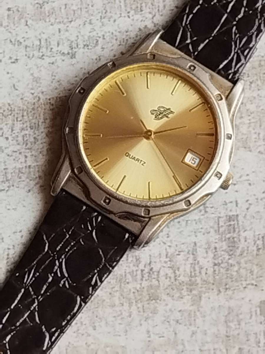 MENS VINTAGE WATCH WITH GENUINE LEATHER STRAP IN EXCELLENT WORKING CONDITION