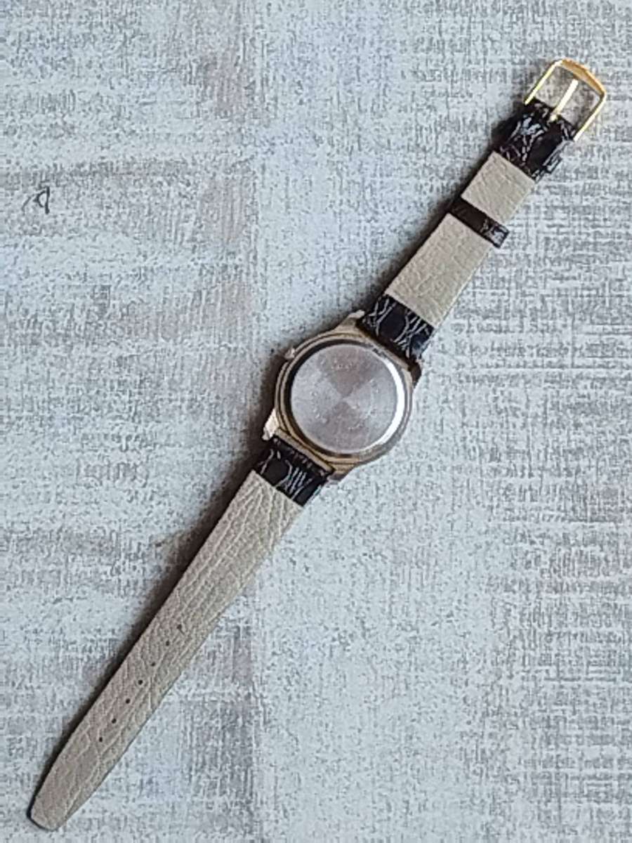 MENS VINTAGE WATCH WITH GENUINE LEATHER STRAP IN EXCELLENT WORKING CONDITION