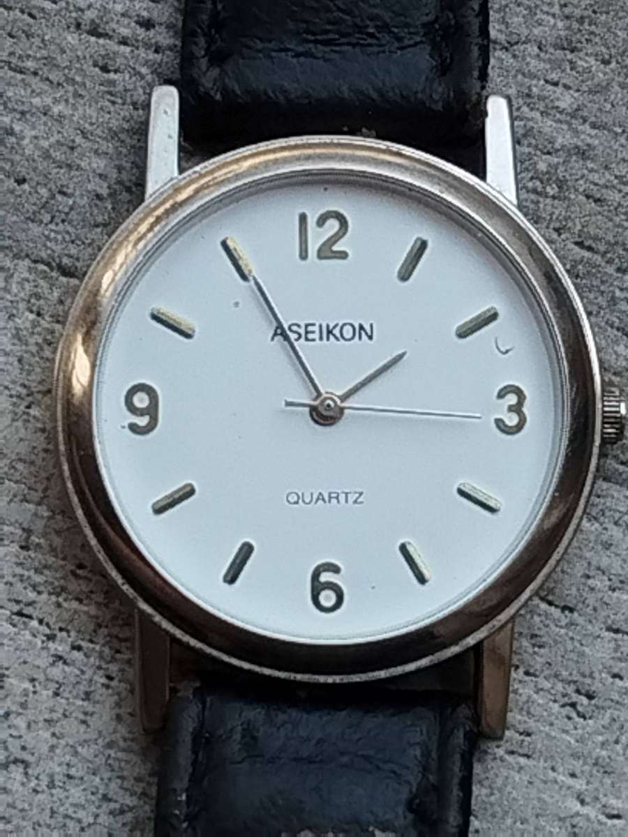 MENS VINTAGE ASEIKON WATCH WITH 2 X ADDITIONAL FREE STRAPS IN EXCELLENT WORKING CONDITION
