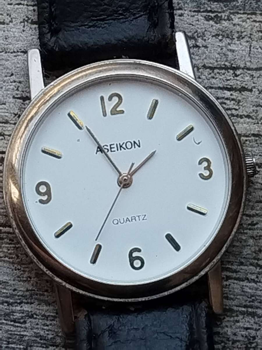 MENS VINTAGE ASEIKON WATCH WITH 2 X ADDITIONAL FREE STRAPS IN EXCELLENT WORKING CONDITION