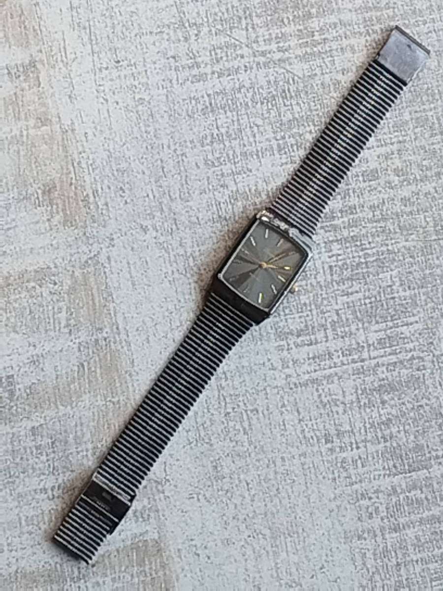 LADIES STUNNING LAURIER WATCH IN EXCELLENT WORKING CONDITION