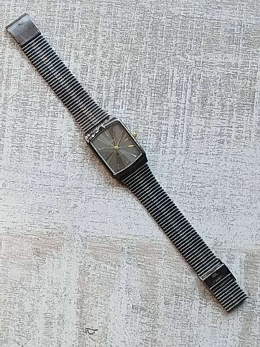 LADIES STUNNING LAURIER WATCH IN EXCELLENT WORKING CONDITION