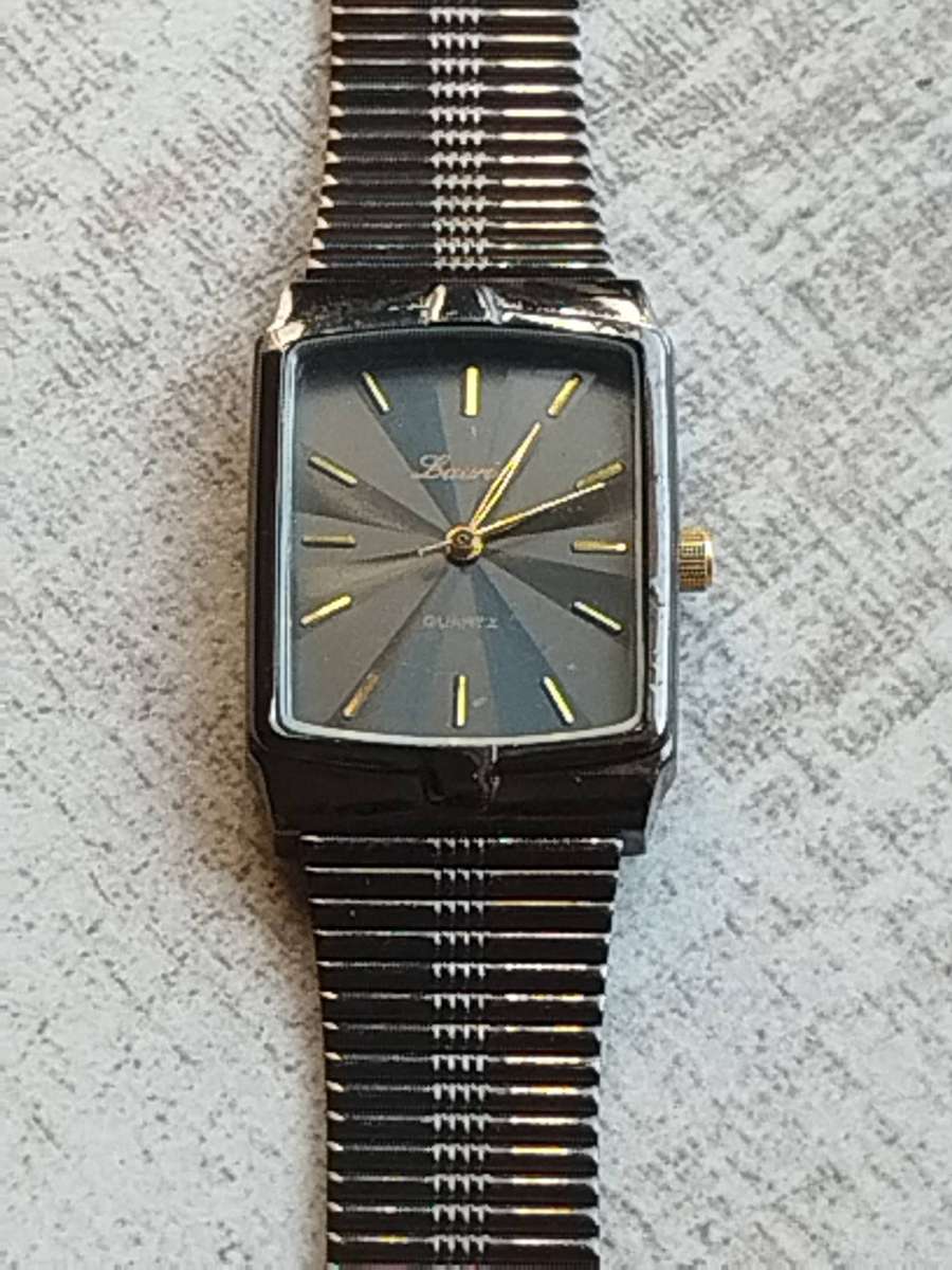 LADIES STUNNING LAURIER WATCH IN EXCELLENT WORKING CONDITION