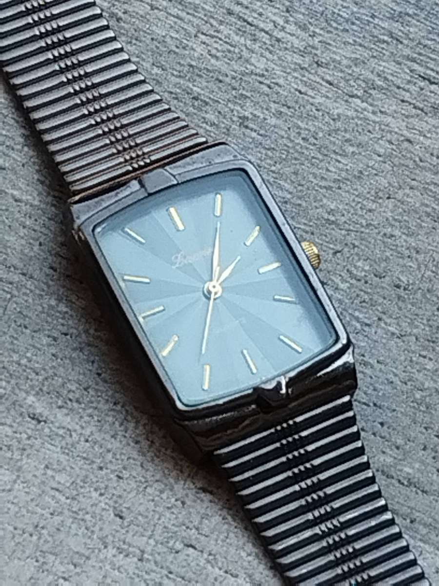 LADIES STUNNING LAURIER WATCH IN EXCELLENT WORKING CONDITION