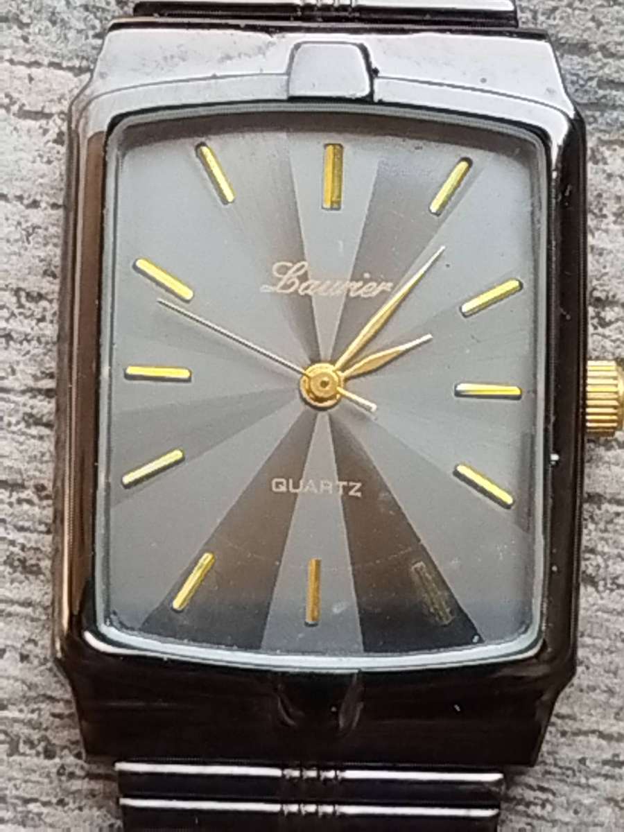 LADIES STUNNING LAURIER WATCH IN EXCELLENT WORKING CONDITION