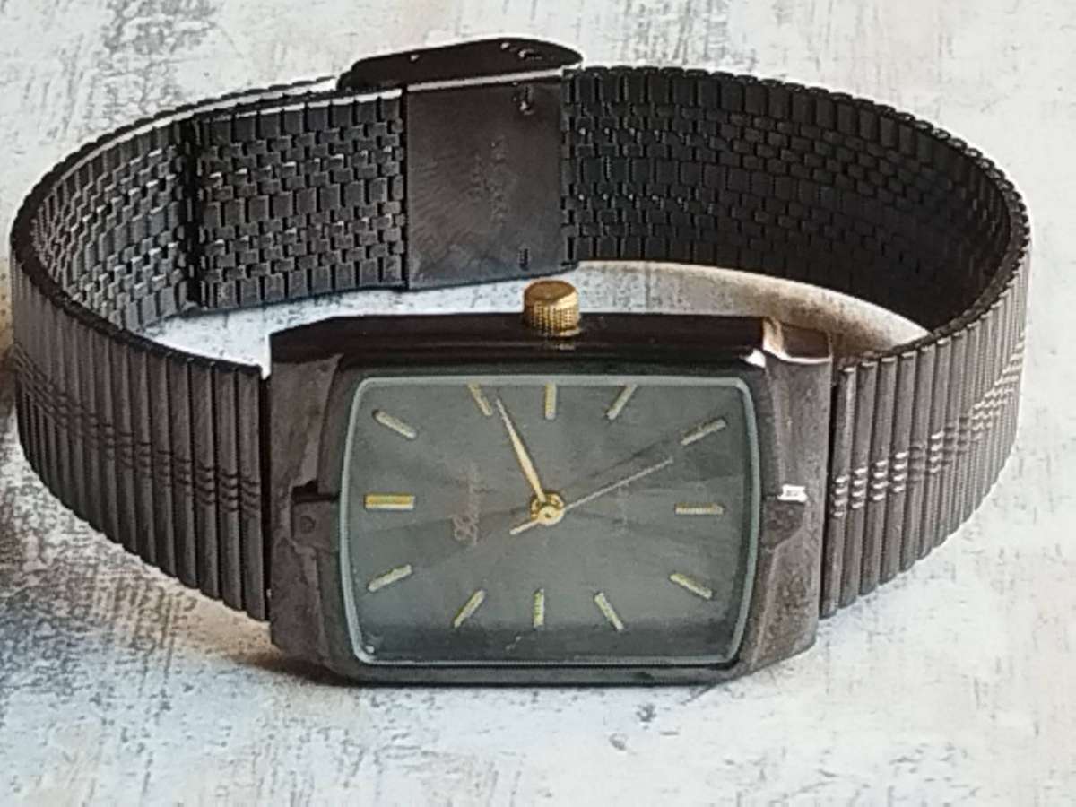 LADIES STUNNING LAURIER WATCH IN EXCELLENT WORKING CONDITION