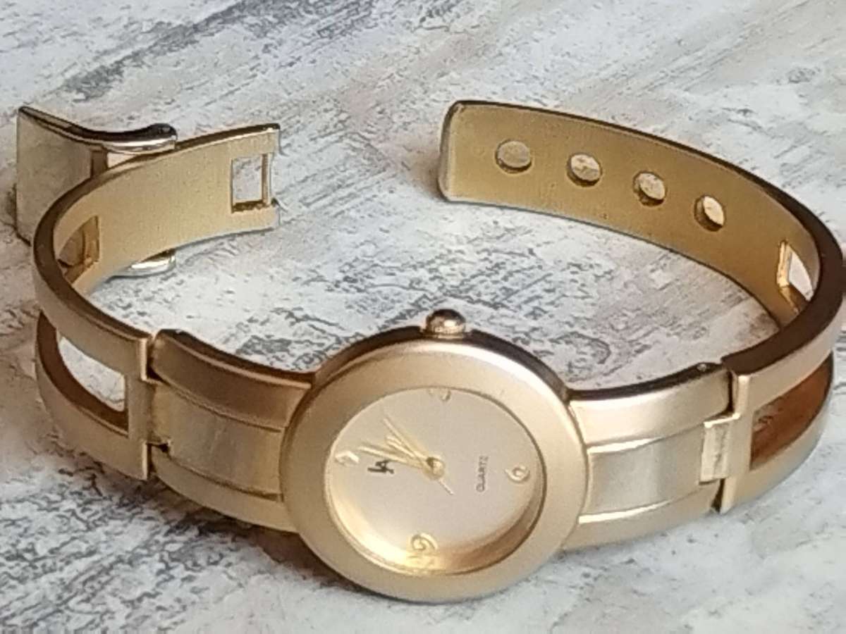 STUNNING LADIES LA ROSE GOLD BANGLE WATCH IN EXCELLENT WORKING CONDITION