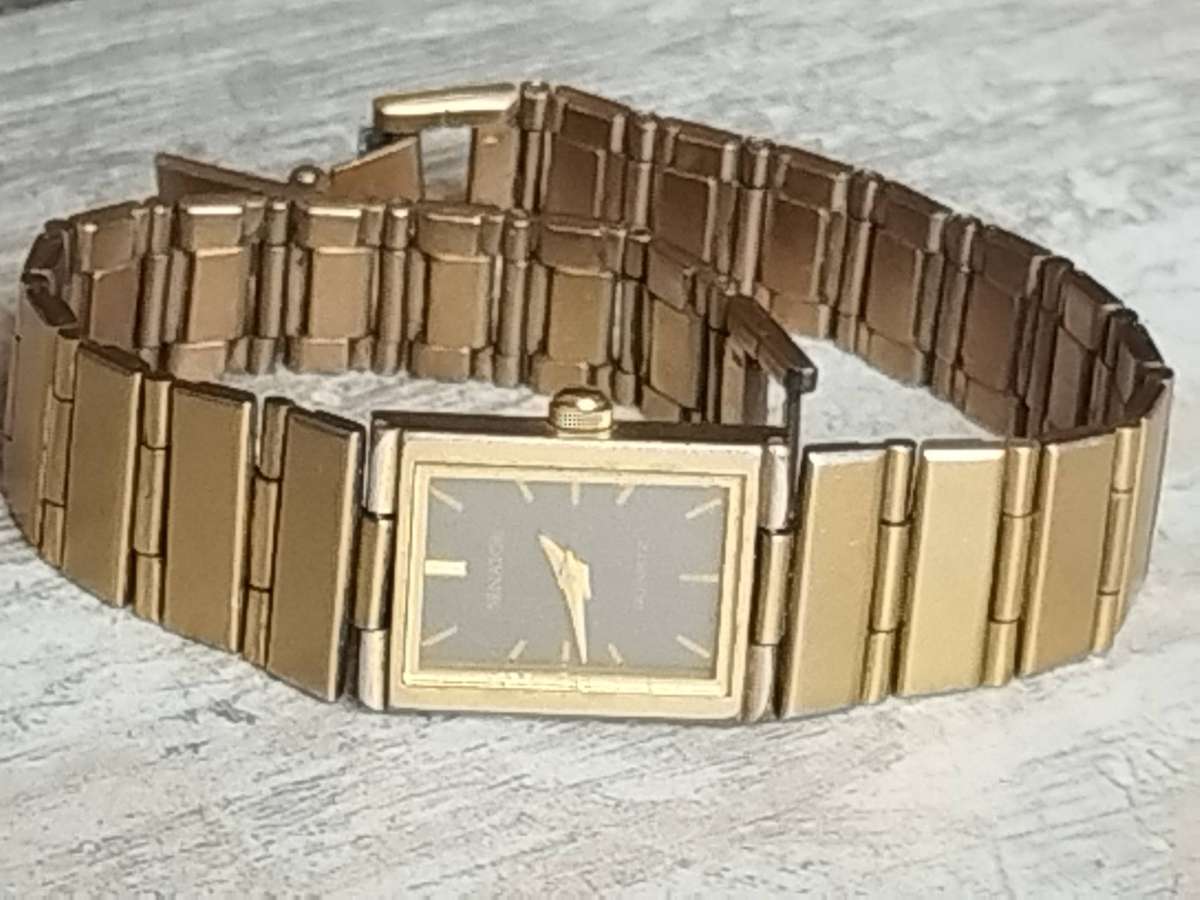 LADIES VINTAGE SENATOR WATCH IN EXCELLENT WORKING CONDITION