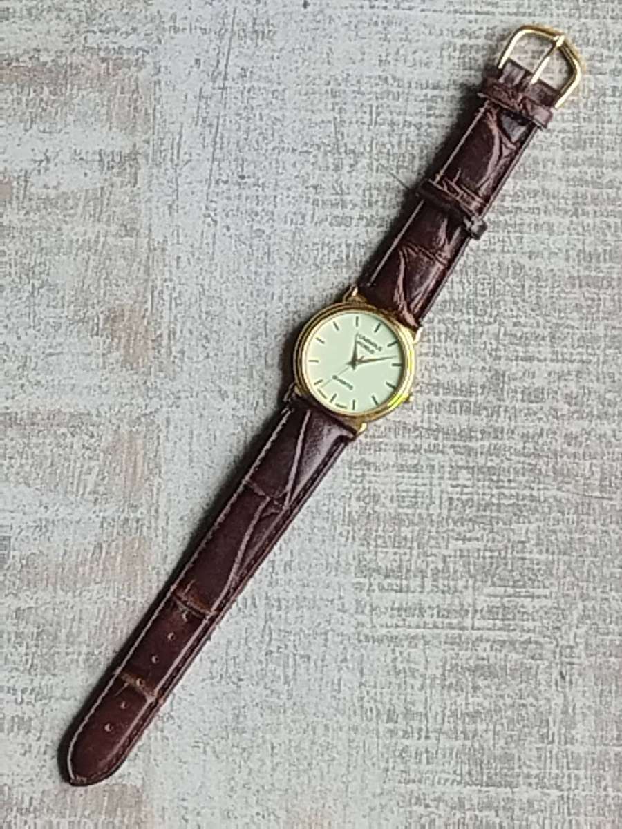 LADIES LUMINOUS WORLD GOLD WATCH WITH STUNNING BROWN LEATHER STRAP IN EXCELLENT WORKING CONDITION
