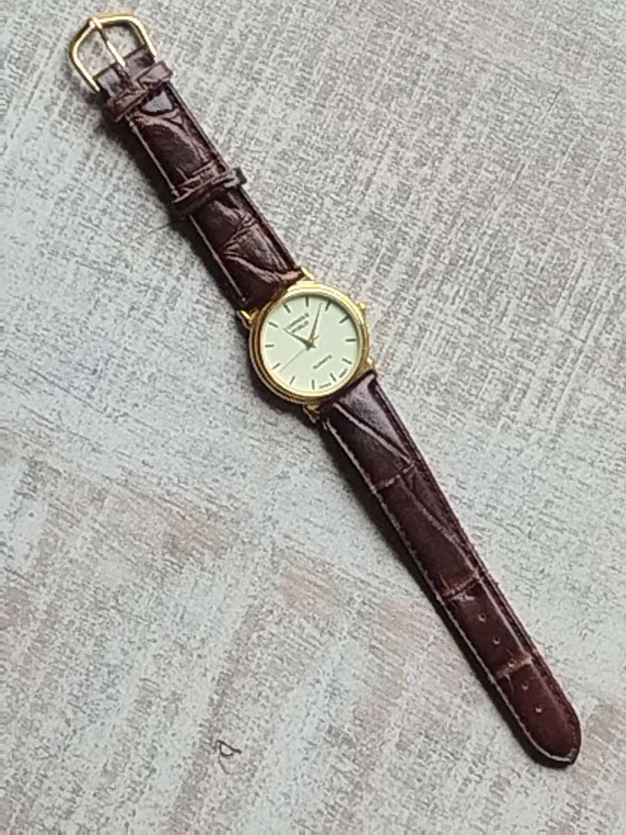 LADIES LUMINOUS WORLD GOLD WATCH WITH STUNNING BROWN LEATHER STRAP IN EXCELLENT WORKING CONDITION