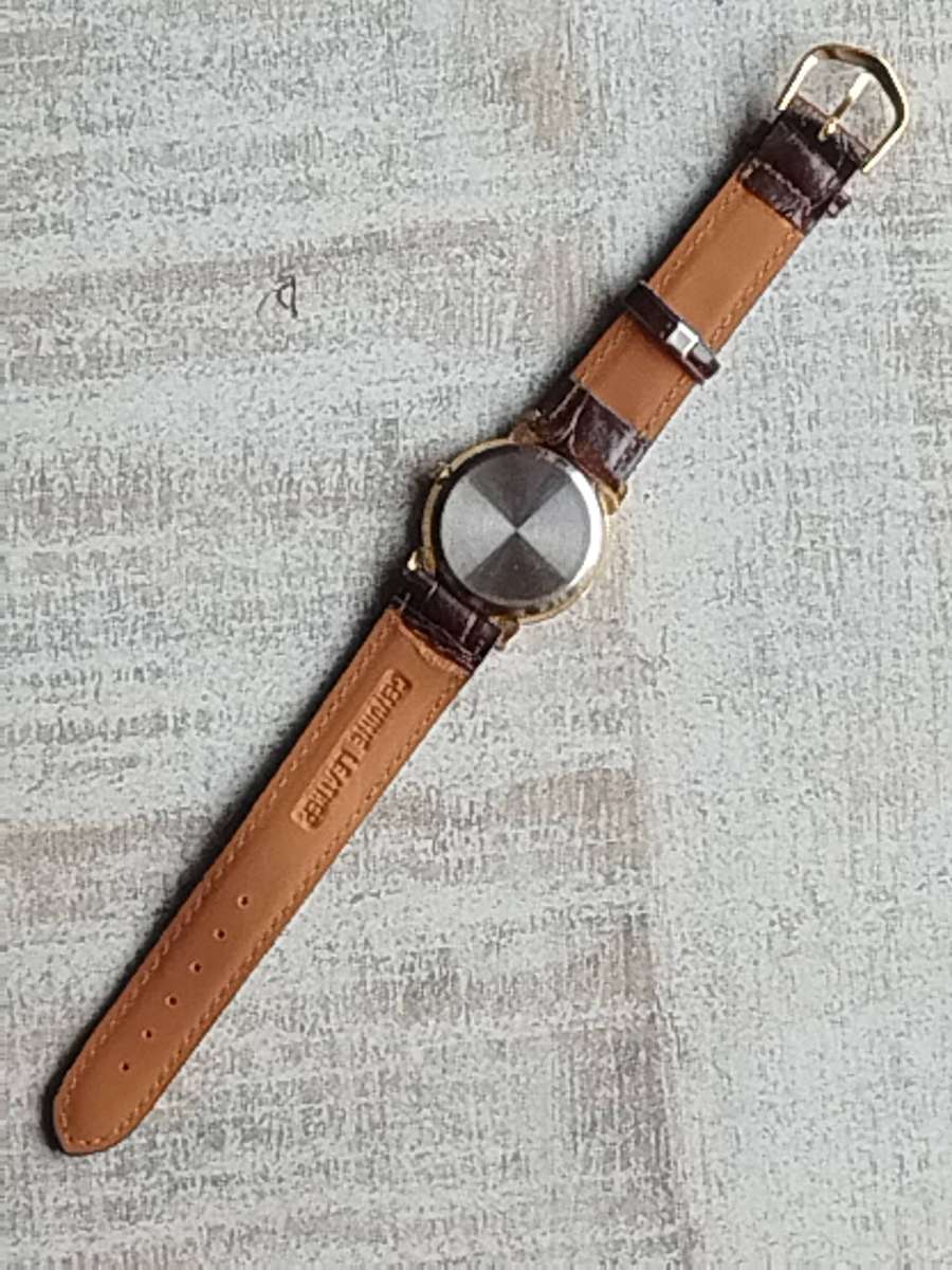 LADIES LUMINOUS WORLD GOLD WATCH WITH STUNNING BROWN LEATHER STRAP IN EXCELLENT WORKING CONDITION