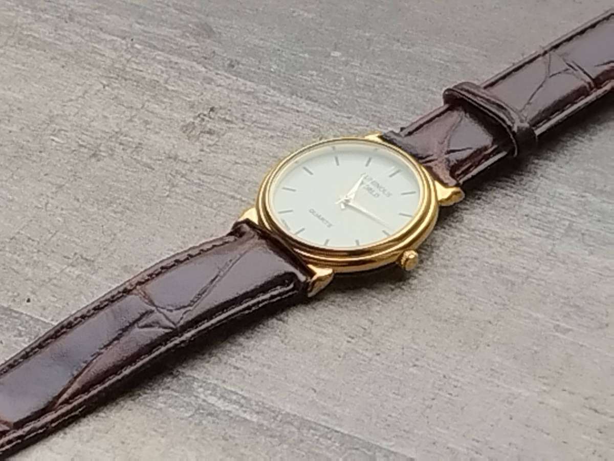 LADIES LUMINOUS WORLD GOLD WATCH WITH STUNNING BROWN LEATHER STRAP IN EXCELLENT WORKING CONDITION