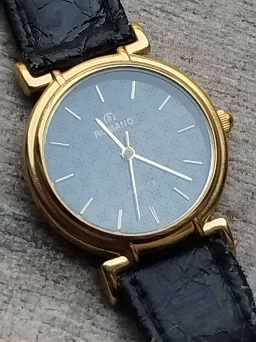 LADIES GOLD ROMANO WATCH IN EXCELLENT WORKING CONDITION