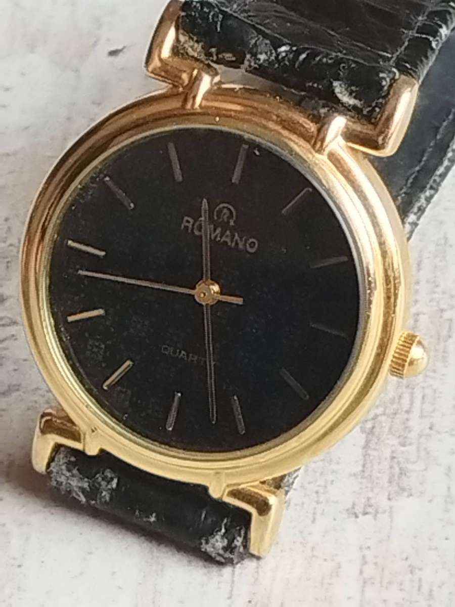 LADIES GOLD ROMANO WATCH IN EXCELLENT WORKING CONDITION