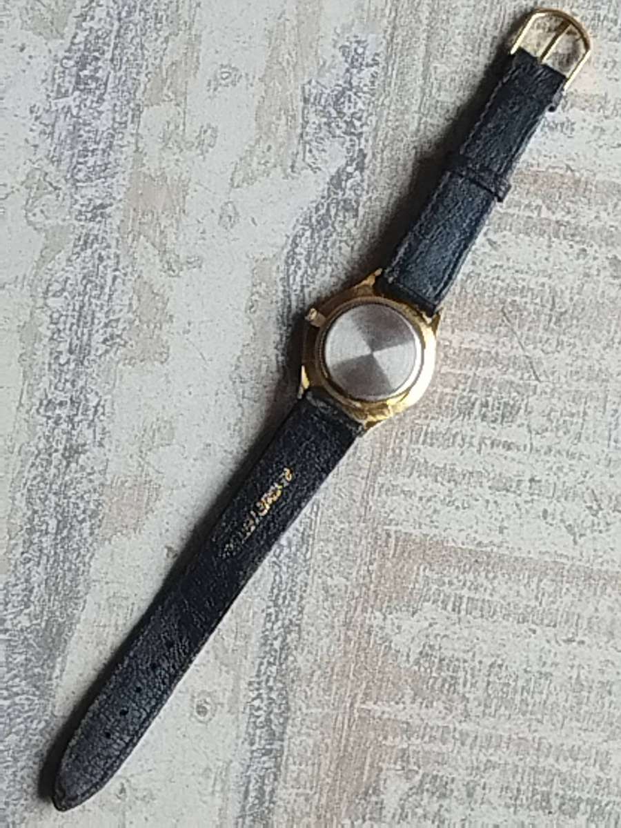 MENS VINTAGE DYNASTY GOLD WATCH IN EXCELLENT WORKING CONDITION