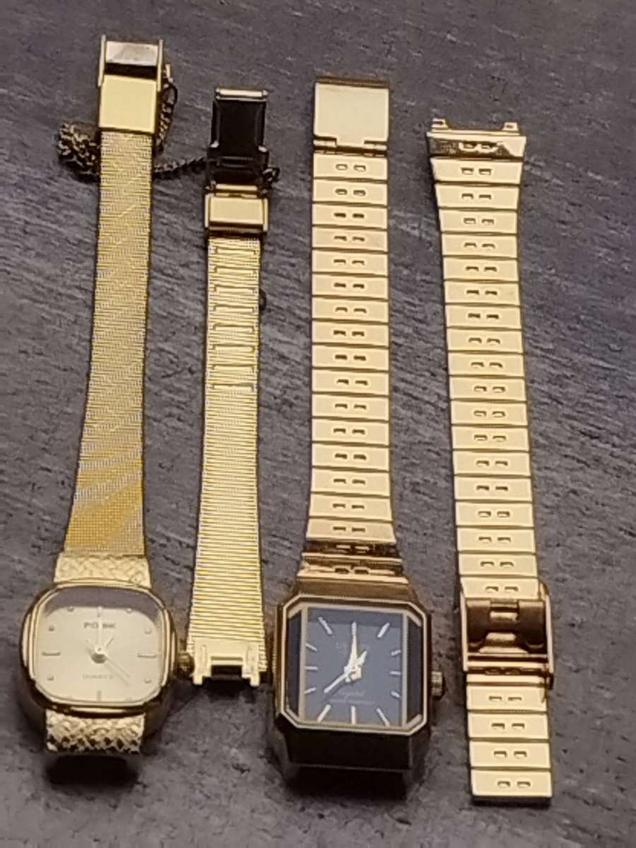 LADIES GOLD WATCH SET IN EXCELLENT WORKING CONDITION - JUST NEEDS PINS TO FIT STRAPS