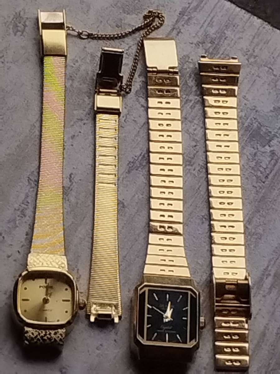 LADIES GOLD WATCH SET IN EXCELLENT WORKING CONDITION - JUST NEEDS PINS TO FIT STRAPS