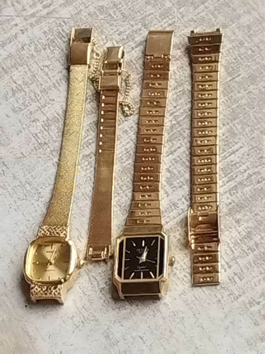 LADIES GOLD WATCH SET IN EXCELLENT WORKING CONDITION - JUST NEEDS PINS TO FIT STRAPS