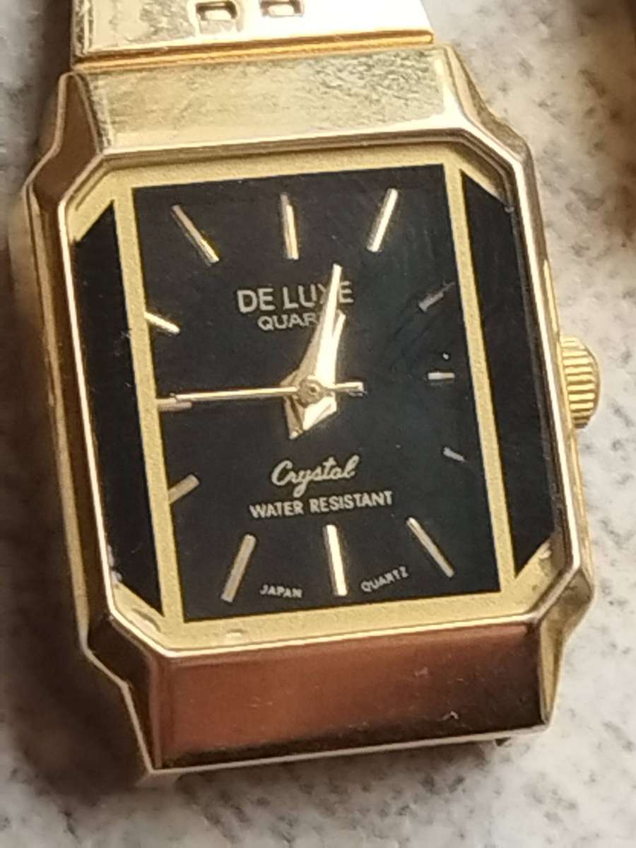 LADIES GOLD WATCH SET IN EXCELLENT WORKING CONDITION - JUST NEEDS PINS TO FIT STRAPS